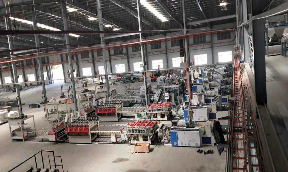 張家港科威信機械有限公司成立于2005年，專業從事塑料機械的設計、制造和銷售以及相關技術服務。